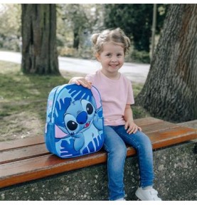 Σακίδιο Πλάτης Νηπιαγωγείου Disney Stitch 3D - παιδάκι που κρατάει την τσάντα