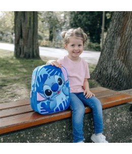 Σακίδιο Πλάτης Νηπιαγωγείου Disney Stitch 3D - παιδάκι που κρατάει την τσάντα