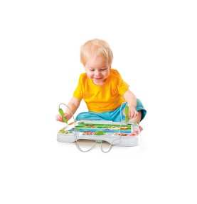 Εξυπνούλης Ηλεκτρονικός Παντογνώστης Montessori - παιδάκι που παίζει