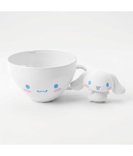 AS Συλλεκτικές Φιγούρες Hello Kitty Cappuccino - Cinnamoroll δίπλα στην κούπα